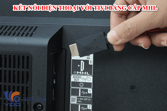 Nối đầu HDMI của dây cáp MHL vào cổng HDMI của TV